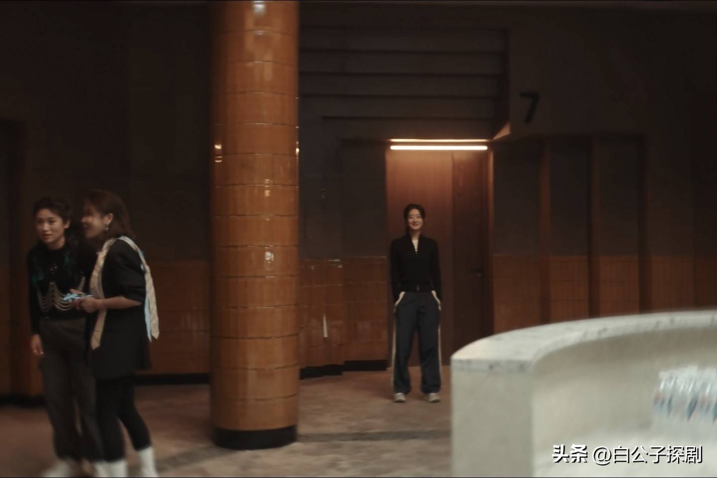 首三大剧情设计堪称神作绝妙反转引热议新葡京网上赌场《在人间》三集飙升榜(图5)