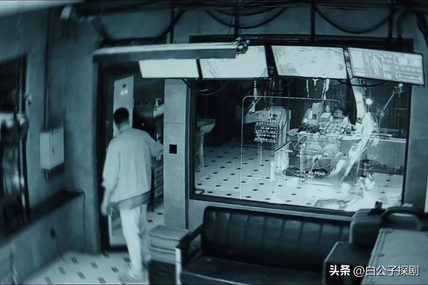 首三大剧情设计堪称神作绝妙反转引热议新葡京网上赌场《在人间》三集飙升榜(图4)